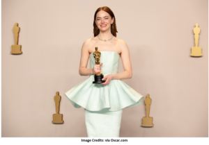 Emma Stone holding the Oscar award for 2024